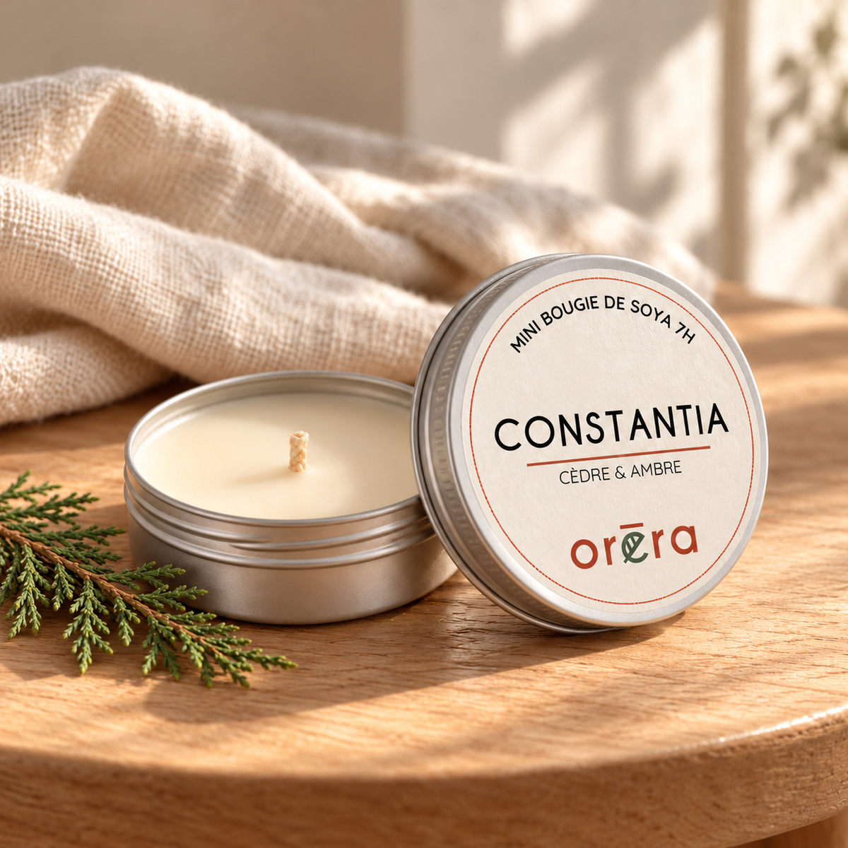 Mini bougie CONSTANTIA en pot argenté dans un décor chaleureux de bois clair et lin
