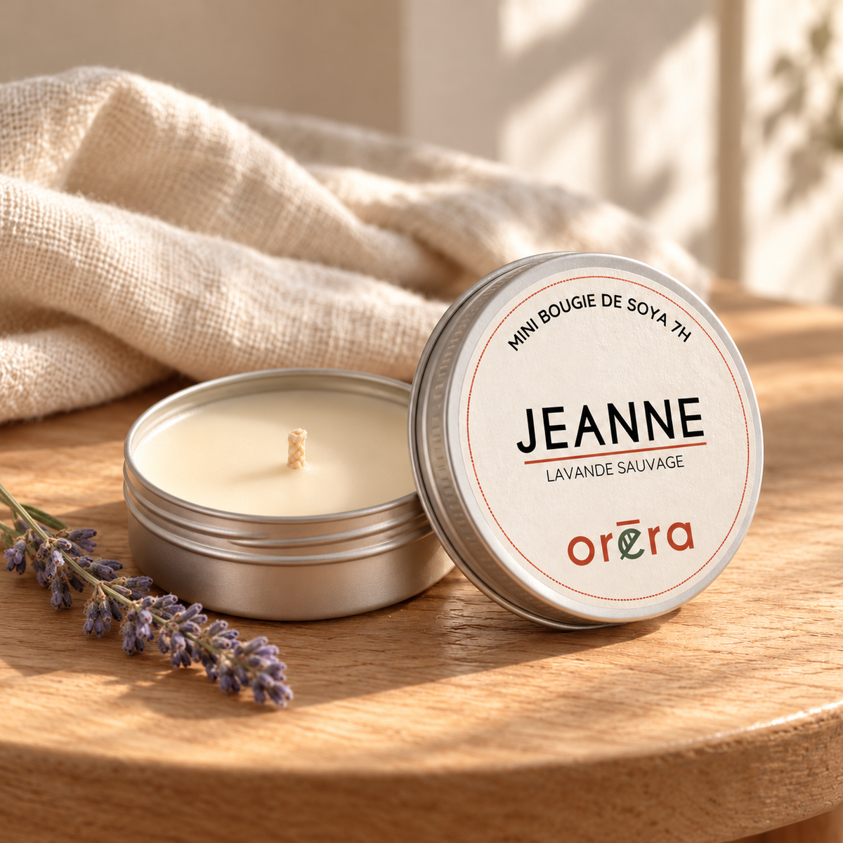 Mini bougie JEANNE en pot argenté dans un décor chaleureux de bois clair et lin