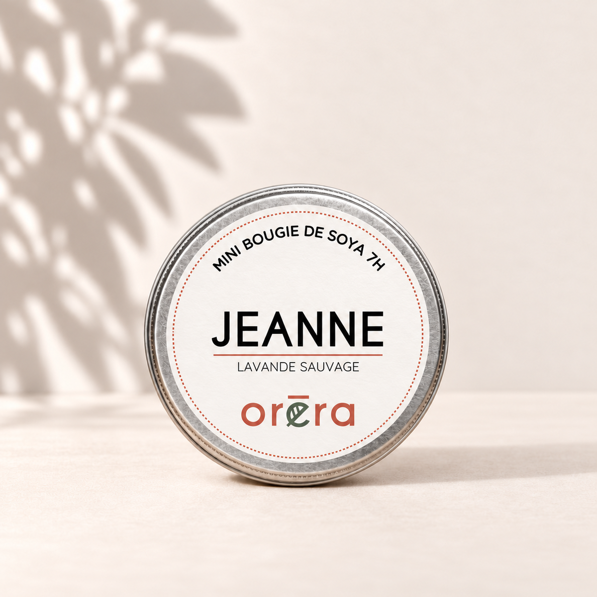 Mini bougie JEANNE dans son pot métallique argenté sur fond ivoire