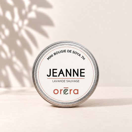 Mini bougie JEANNE dans son pot métallique argenté sur fond ivoire
