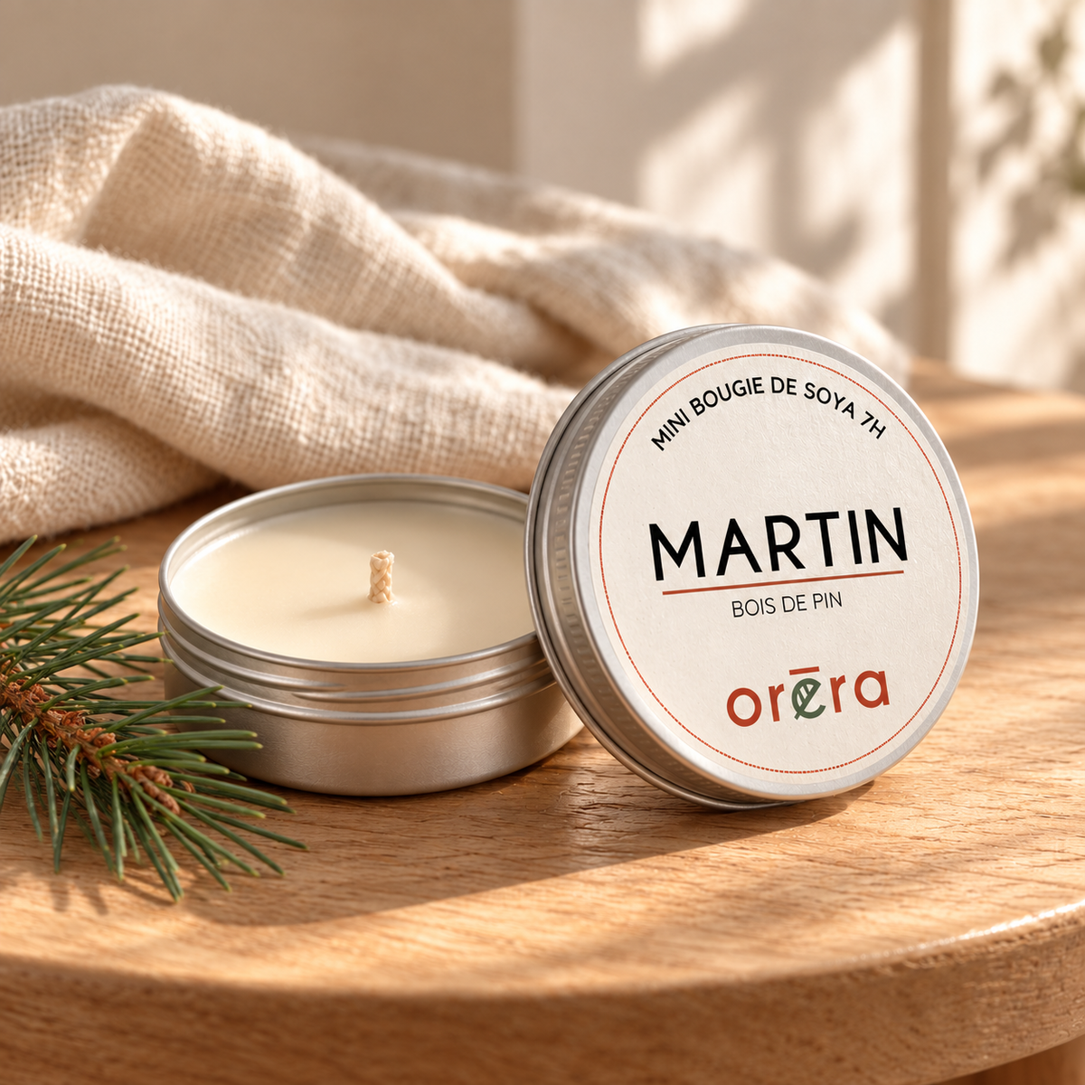 Mini bougie MARTIN en pot argenté dans un décor chaleureux de bois clair et lin