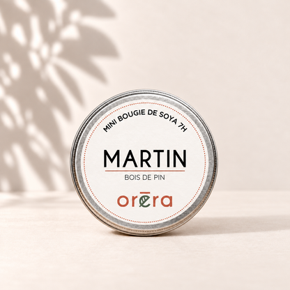 Mini bougie MARTIN dans son pot métallique argenté sur fond ivoire