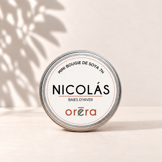 Mini bougie NICOLAS dans son pot métallique argenté sur fond ivoire