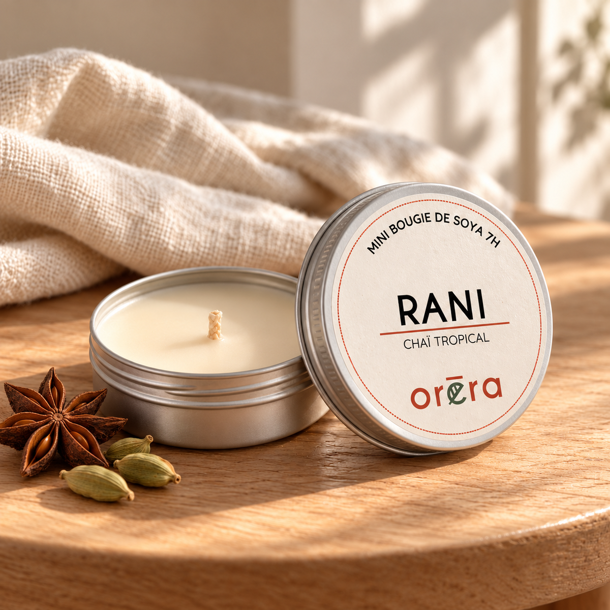Mini bougie RANI en pot argenté dans un décor chaleureux de bois clair et lin