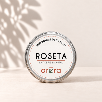 Mini bougie ROSETA dans son pot métallique argenté sur fond ivoire