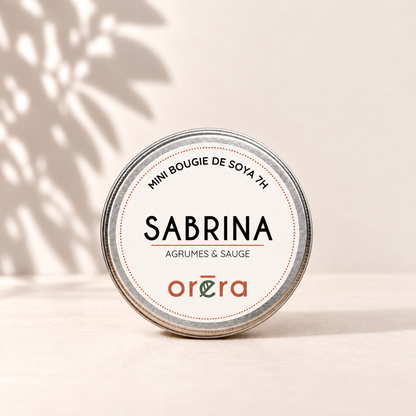 Mini bougie SABRINA dans son pot métallique argenté sur fond ivoire
