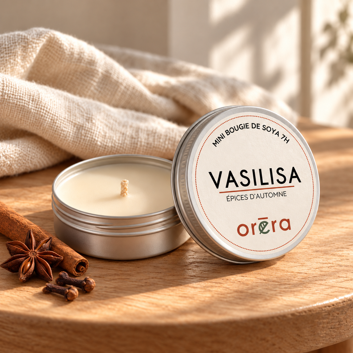Mini bougie VASILISA en pot argenté dans un décor chaleureux de bois clair et lin