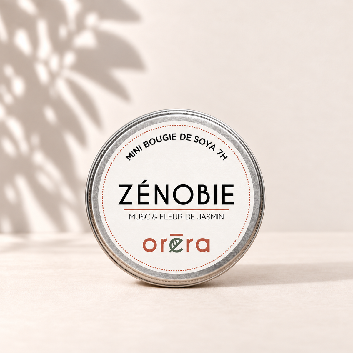 Mini bougie ZÉNOBIE dans son pot métallique argenté sur fond ivoire