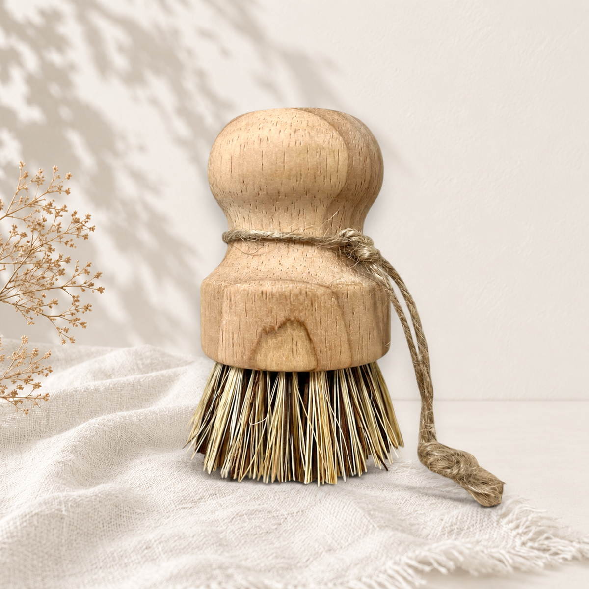 Brosse à vaisselle ronde en bambou naturel avec poils rigides, cordelette suspendue.