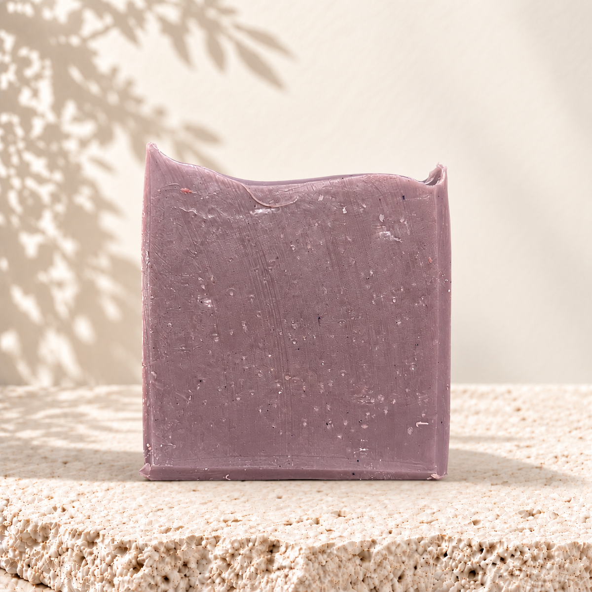 Savon artisanal SYLVIA mauve à l’huile d’avocat et à la lavande, présenté de face sur fond ivoire.