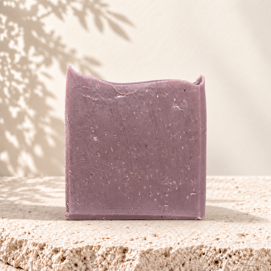 Savon artisanal SYLVIA mauve à l’huile d’avocat et à la lavande, présenté de face sur fond ivoire.