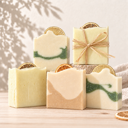 Lot de cinq savons artisanaux crème et vert avec détails marbrés, emballage naturel à la ficelle.
