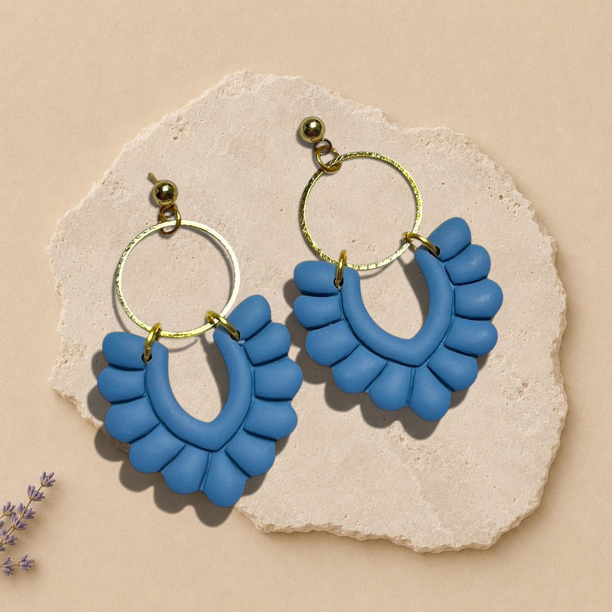 Boucles d'oreilles pendantes ORÉRA | Soins naturels éco-luxe — Fabriqués au Québec en argile polymère bleu mat