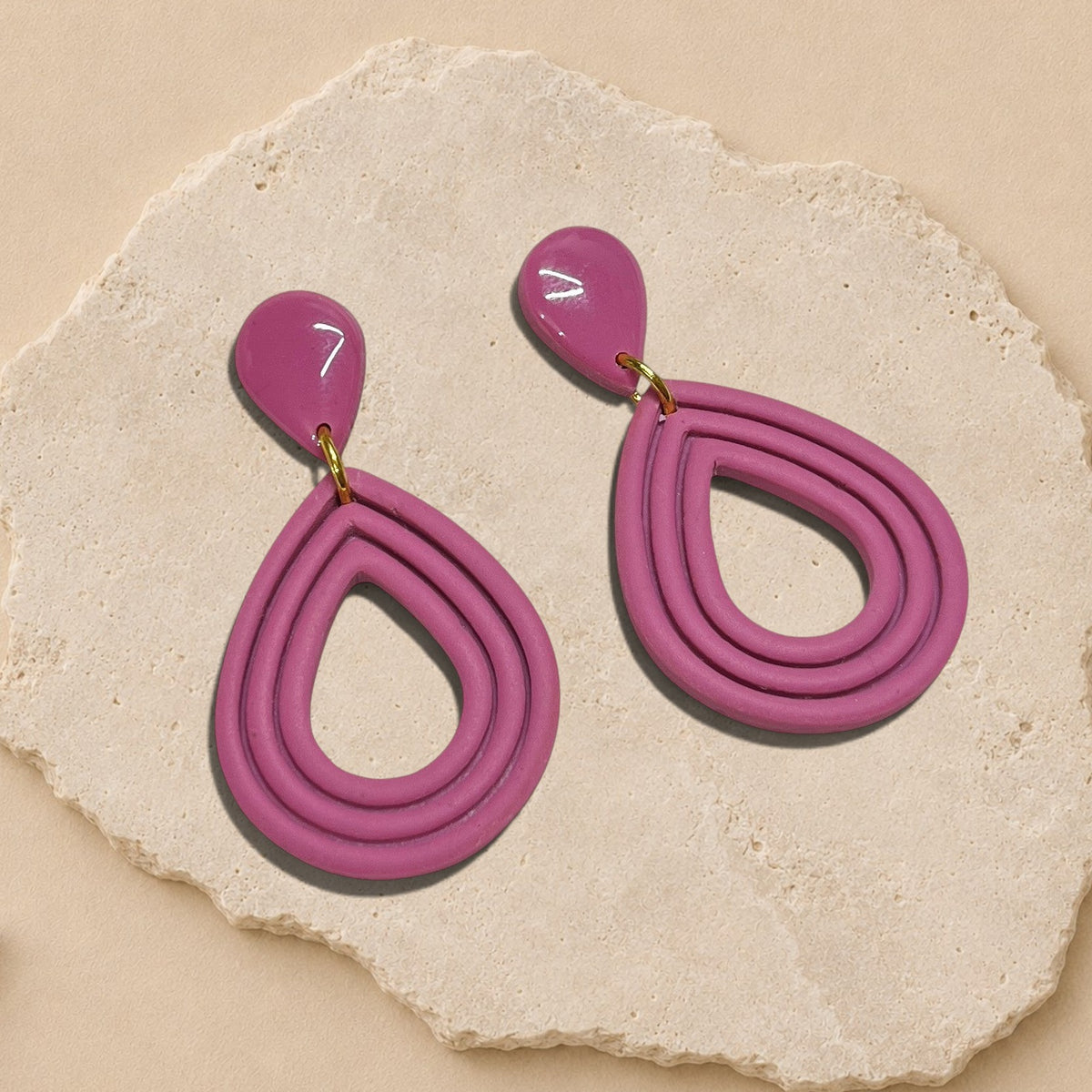 Boucles d'oreilles pendantes ORÉRA | Soins naturels éco-luxe — Fabriqués au Québec en argile polymère mauve