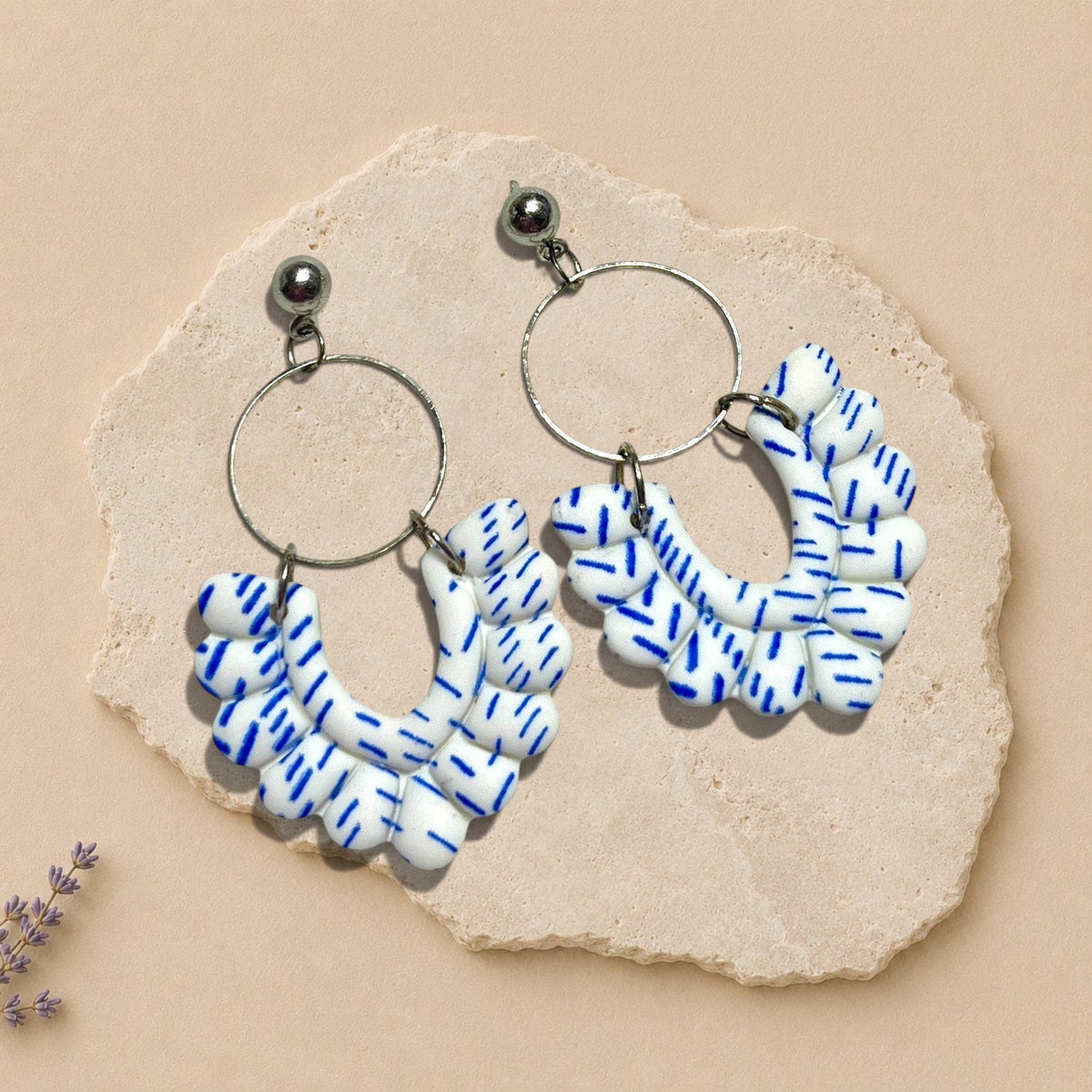 Boucles d'oreilles pendantes ORÉRA | Soins naturels éco-luxe — Fabriqués au Québec en argile polymère blanc et bleu
