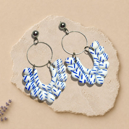 Boucles d'oreilles pendantes ORÉRA | Soins naturels éco-luxe — Fabriqués au Québec en argile polymère blanc et bleu