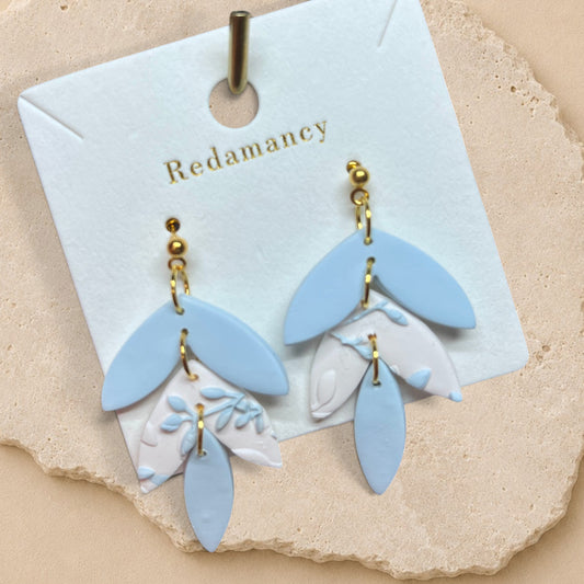 Boucles d'oreilles ORÉRA | Soins naturels éco-luxe — Fabriqués au Québec en argile polymère bleu pastel et blanc