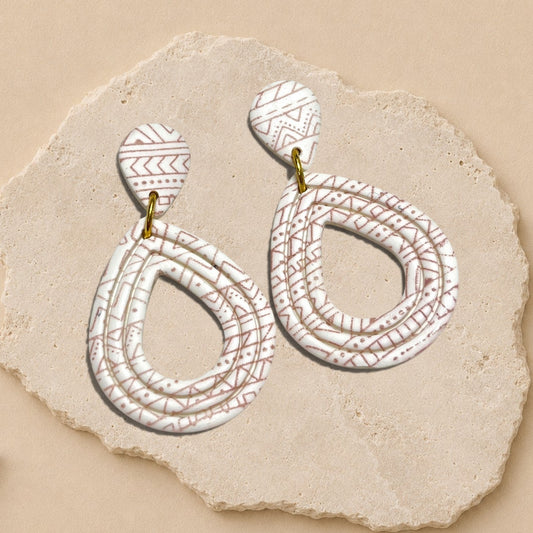 Boucles d'oreilles pendantes ORÉRA | Soins naturels éco-luxe — Fabriqués au Québec en argile polymère blanche à motifs