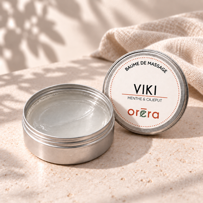 Baume VIKI en pot métallique ouvert, avec son couvercle étiqueté sur une pierre claire.