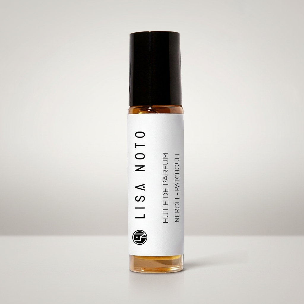 Flacon roll-on huile de parfum oréa patchouli 10ml étiquette blanche logo noir.