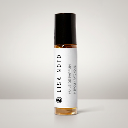 Flacon roll-on huile de parfum oréa patchouli 10ml étiquette blanche logo noir.
