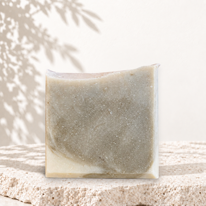 Savon carré beige et vert olive marbré, texture artisanale naturelle.