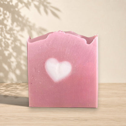 Savon ORÉRA à l'argile rose avec coeur blanc, éco-luxe naturel, fabriqué au Québec, sans cruauté.