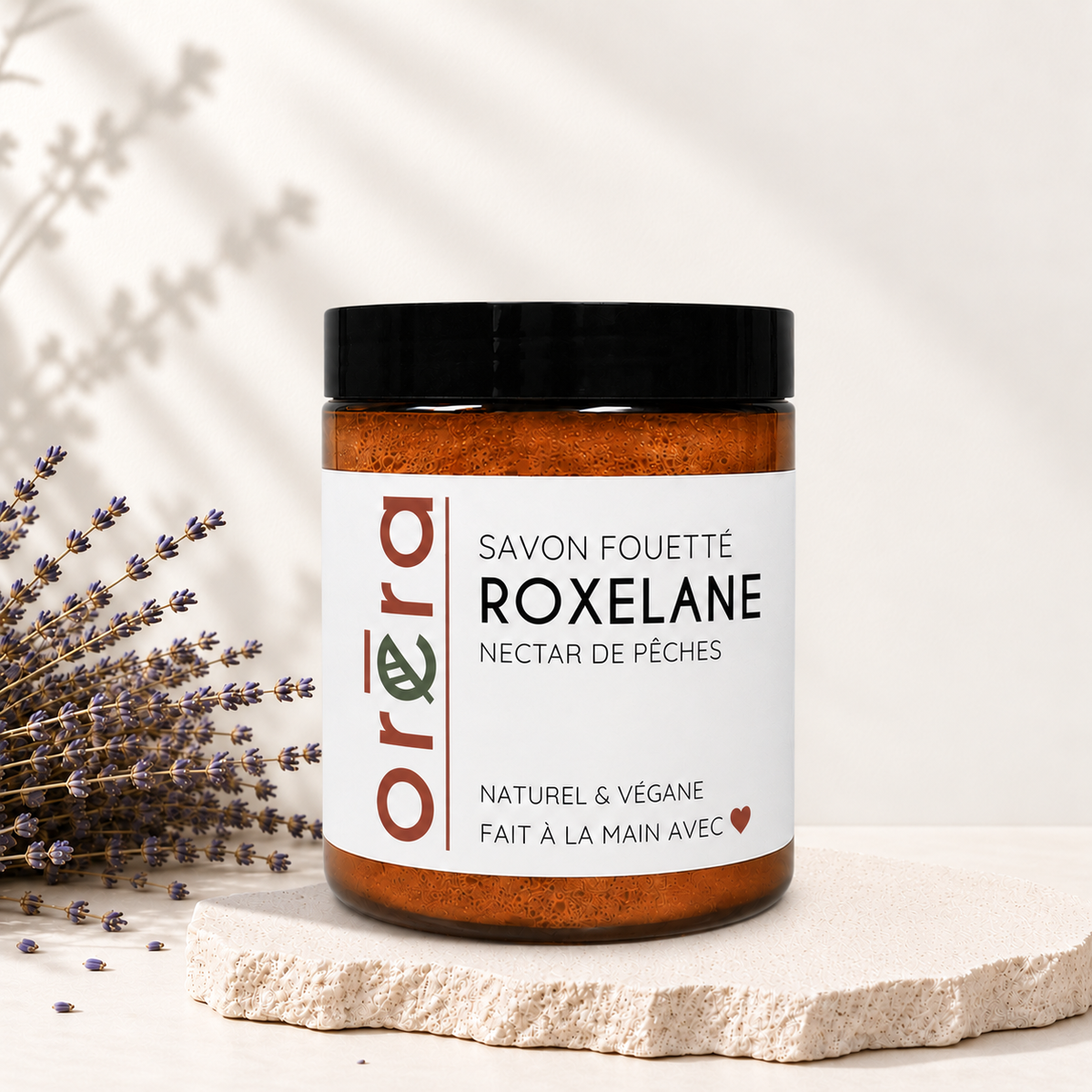 Pot en verre ambré avec couvercle noir, étiquette blanche, savon fouetté pêche Nectar ROXELANE écologique.