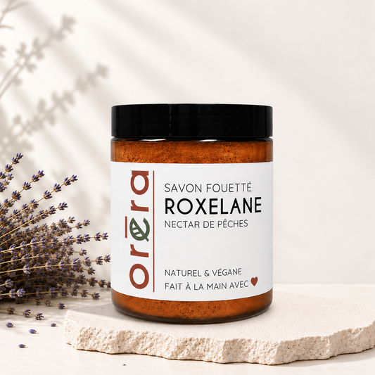 Pot en verre ambré avec couvercle noir, étiquette blanche, savon fouetté pêche Nectar ROXELANE écologique.