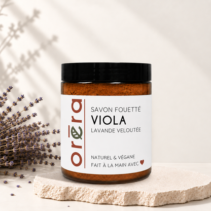Pot en verre brun avec couvercle noir, étiquette blanche, savon fouetté parfum lavande.