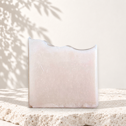 Savon carré crème au lait de chèvre, texture lisse, fabriqué au Québec.