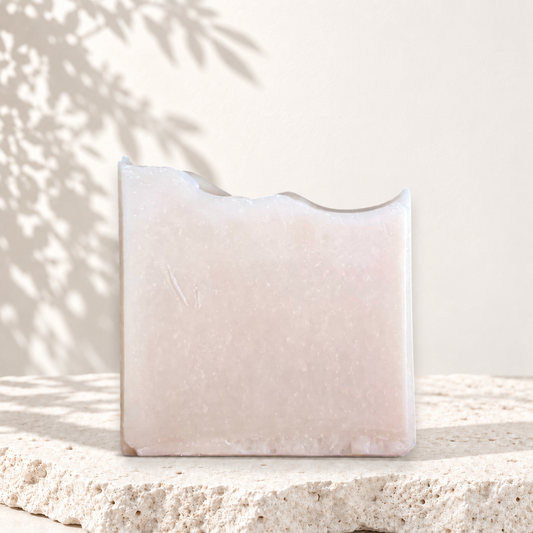 Savon carré crème au lait de chèvre, texture lisse, fabriqué au Québec.