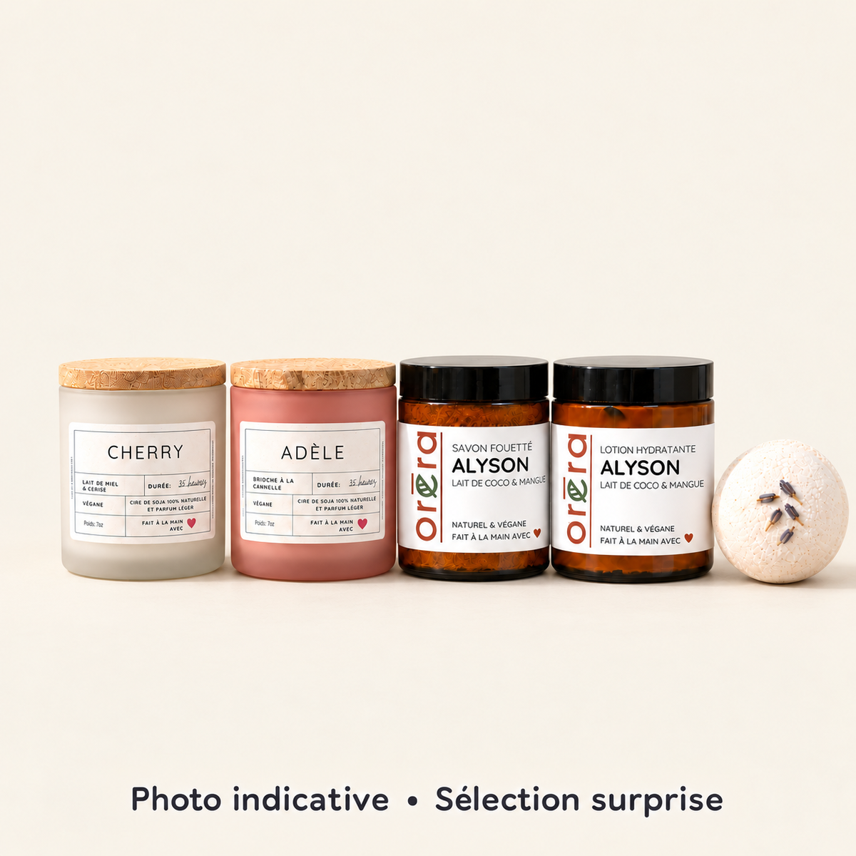 Exemple de l’ensemble Spooky : bougies, soins corporels et bombe de bain. Photo indicative, sélection surprise.