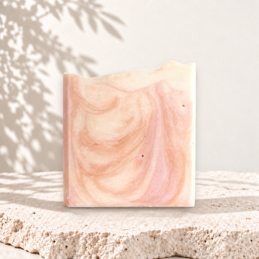 Savon carré marbré rose et crème au lait de coco, texture lisse et onctueuse.