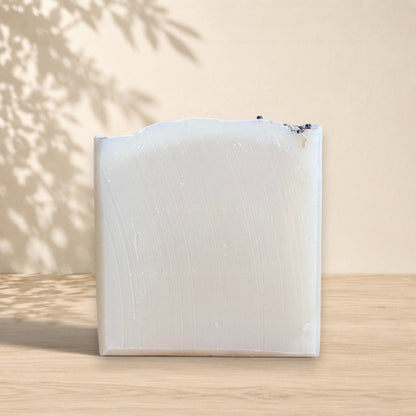 Savon blanc doux ORÉRA à l'huile d'avocat et lavande, éco-luxe naturel québécois sans cruauté.