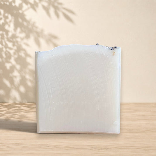 Savon blanc doux ORÉRA à l'huile d'avocat et lavande, éco-luxe naturel québécois sans cruauté.