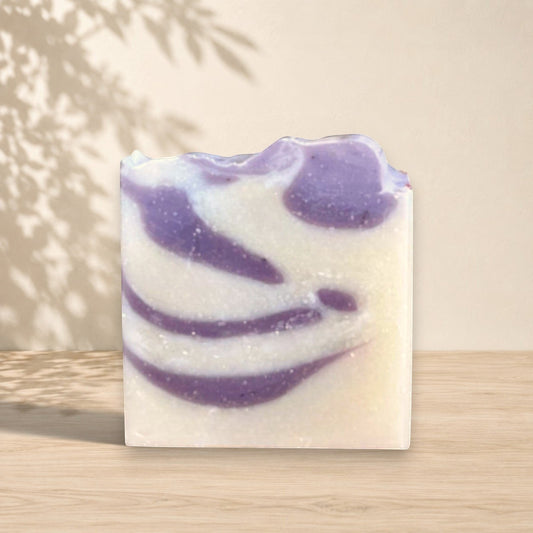 Savon artisanal naturel ORÉRA blanc et violet à l'argile, huile d'avocat, lilas, fabriqué au Québec, sans cruauté, éco-luxe.