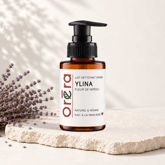 Flacon pompe ambré 50 ml lait nettoyant visage YLINA fleur de néroli, étiquette blanche et orange.
